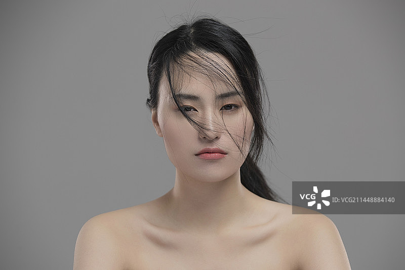 灰色背景下的漂亮女子肖像图片素材