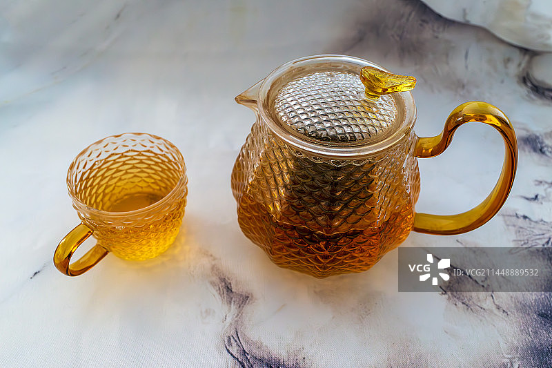 桌子上一壶一杯红茶的特写镜头图片素材