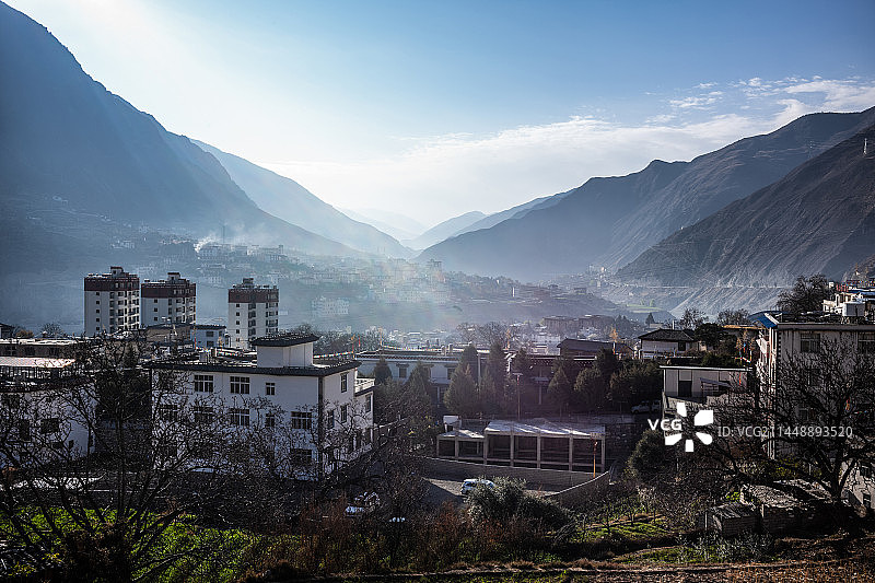 中国云南省迪庆州德钦县奔子栏镇晨曦景色图片素材