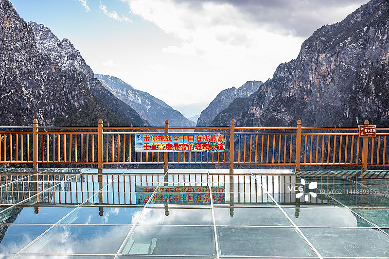 中国云南迪庆藏族自治州巴拉格宗回音壁玻璃栈道图片素材