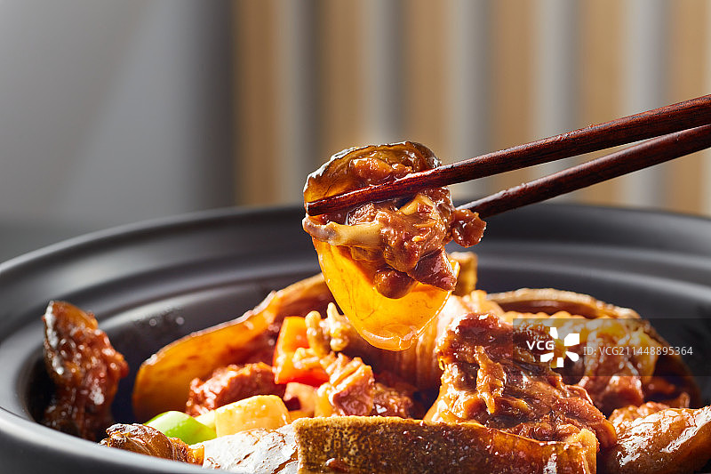 夹起来一块甲鱼图片素材