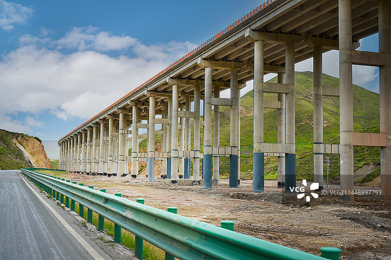 甘肃境内G0611张纹高速高架公路图片素材