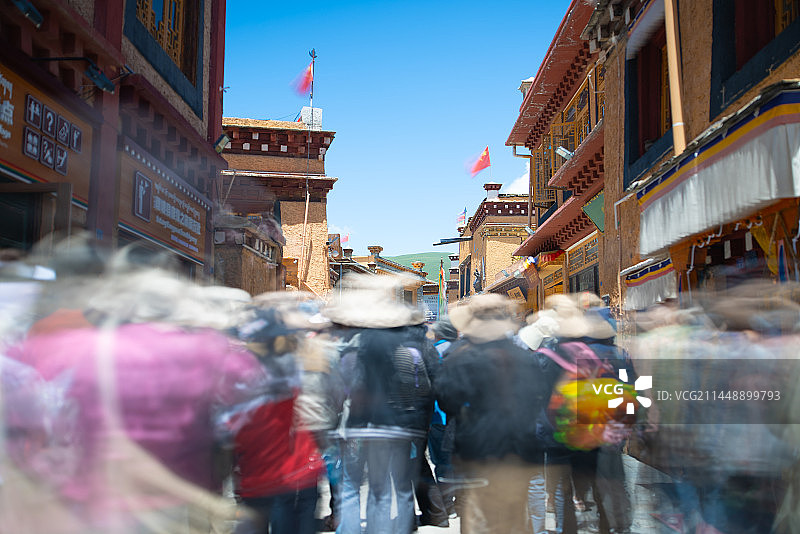 理塘县勒通古镇旅游旺季图片素材