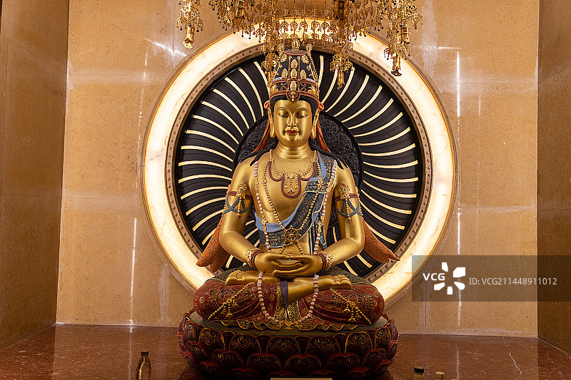 金碧辉煌的大型宗教建筑物屋顶图片素材