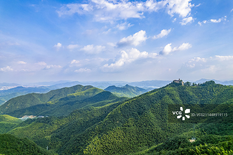 航拍中国湖州市德清县莫干山风景区裸心堡度假酒店图片素材