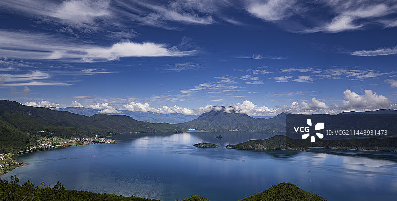 蓝天白云下的泸沽湖图片素材