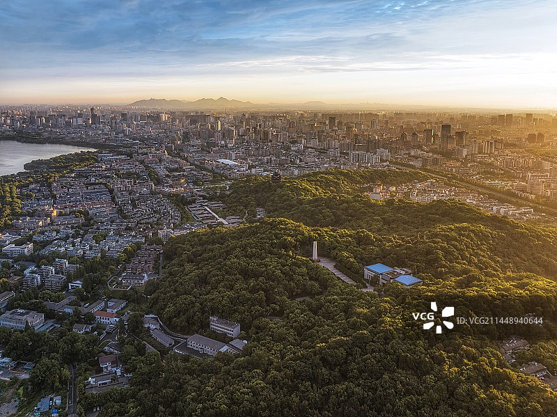 航拍清晨的杭州市上城区图片素材