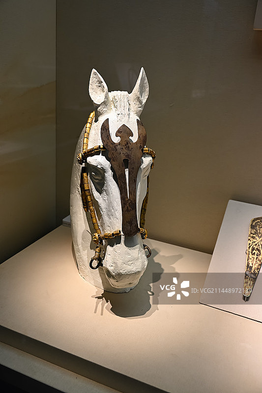 满城汉墓出土的铜衔镳和当卢图片素材