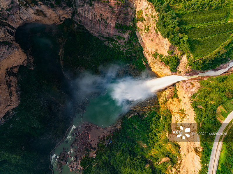 河南省新乡市辉县（宝泉）南太行瀑布夏季航拍——见龙瀑图片素材