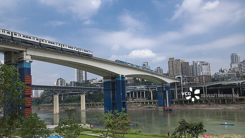 列车通过重庆地铁六号线渝澳大桥图片素材