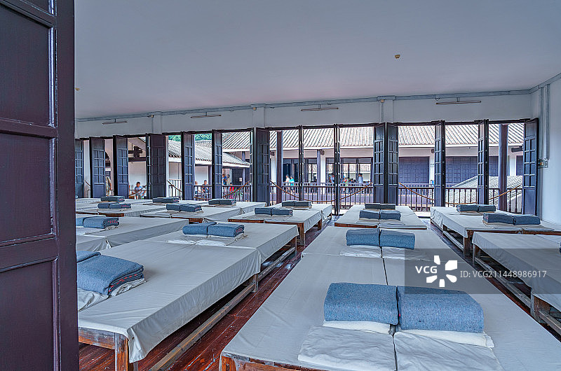广州长洲岛黄埔军校旧址室内军营床铺图片素材