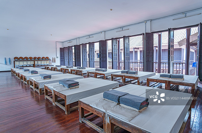 广州长洲岛黄埔军校旧址室内军营床铺图片素材