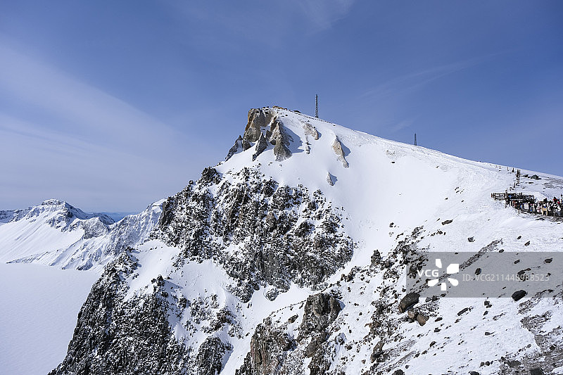 中国吉林省白山市安图县长白山景区冬季晴天美丽风景图片素材