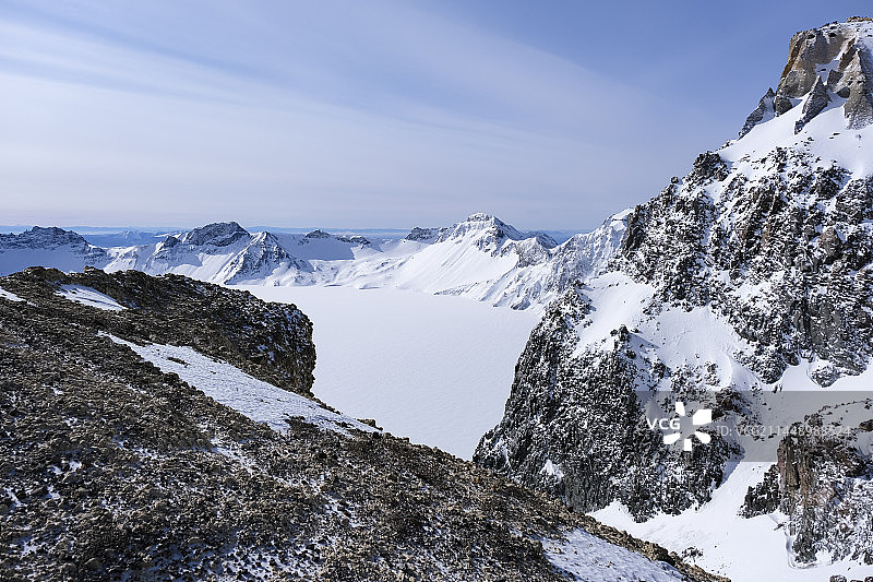 中国吉林省白山市安图县长白山景区冬季晴天美丽风景图片素材