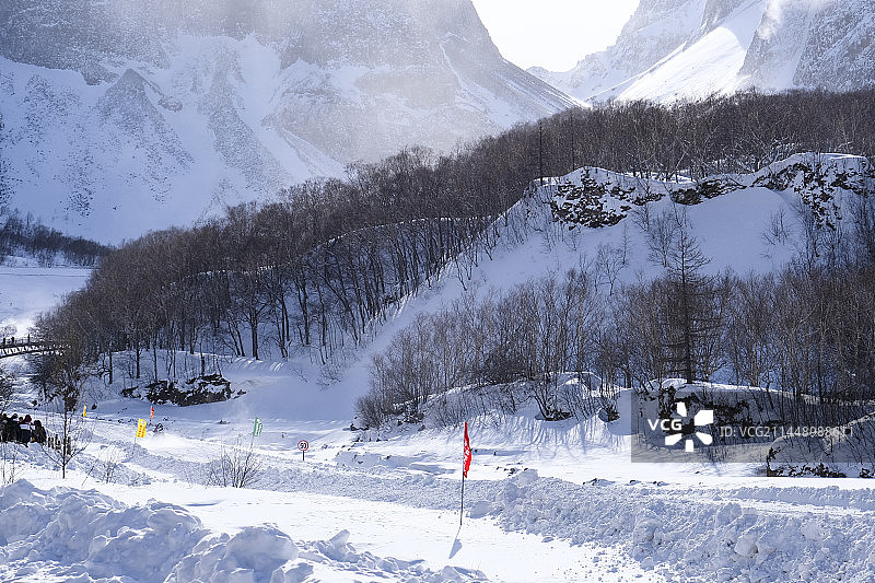 中国吉林省白山市安图县长白山景区冬季晴天美丽风景图片素材