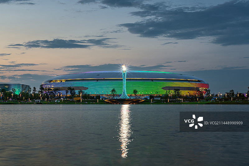 晚霞映衬下的成都第31届世界大学生夏季运动会开幕式场馆和火炬塔图片素材