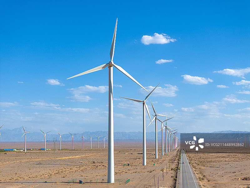 甘肃沙漠戈壁上的玉门风电场（风力发电风车）图片素材