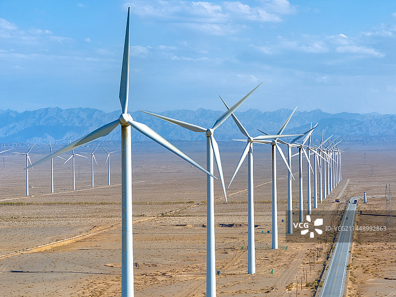 甘肃沙漠戈壁上的玉门风电场（风力发电风车）图片素材
