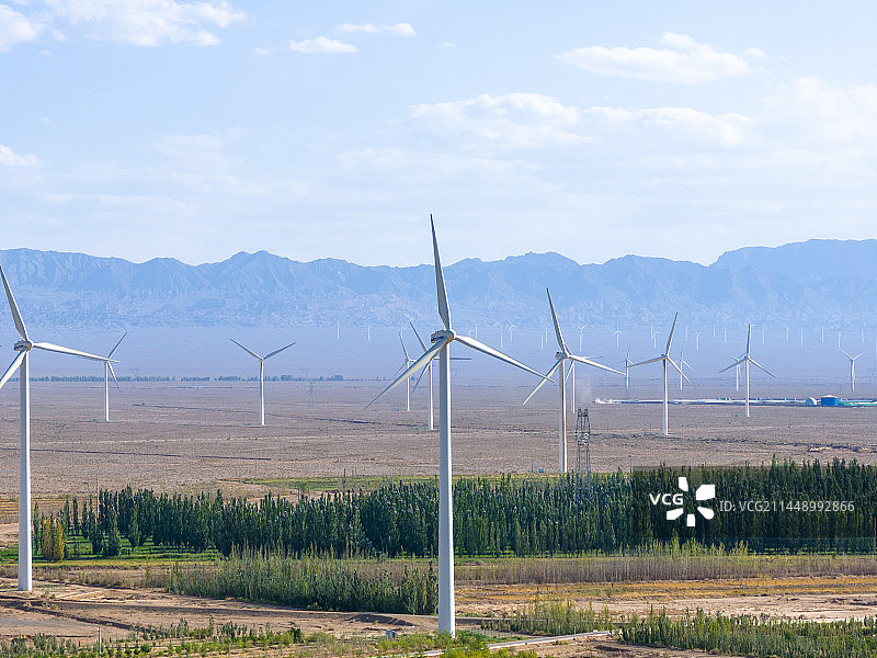 甘肃沙漠戈壁上的玉门风电场（风力发电风车）图片素材