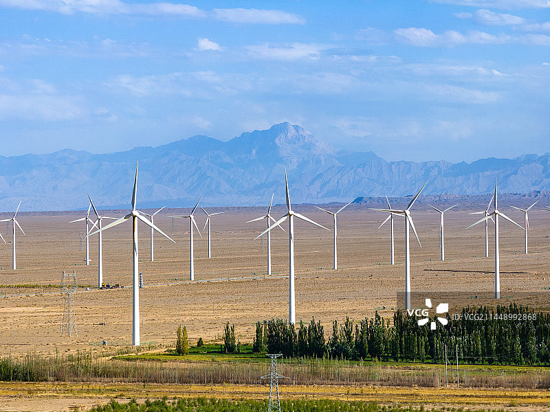 甘肃沙漠戈壁上的玉门风电场（风力发电风车）图片素材