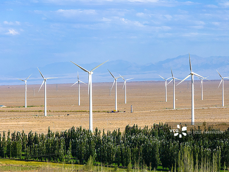 甘肃沙漠戈壁上的玉门风电场（风力发电风车）图片素材