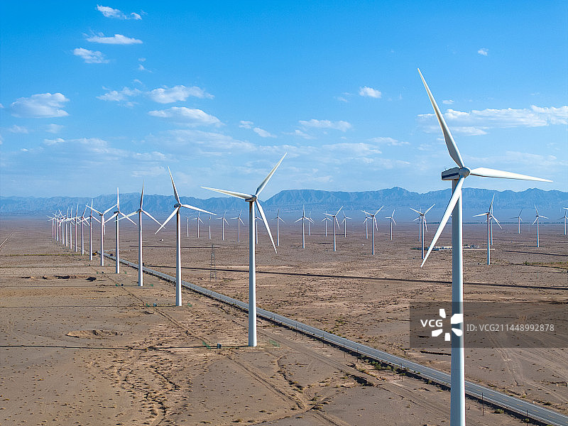 甘肃沙漠戈壁上的玉门风电场（风力发电风车）图片素材