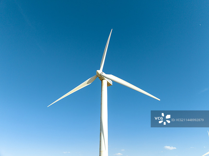 甘肃沙漠戈壁上的玉门风电场（风力发电风车）图片素材