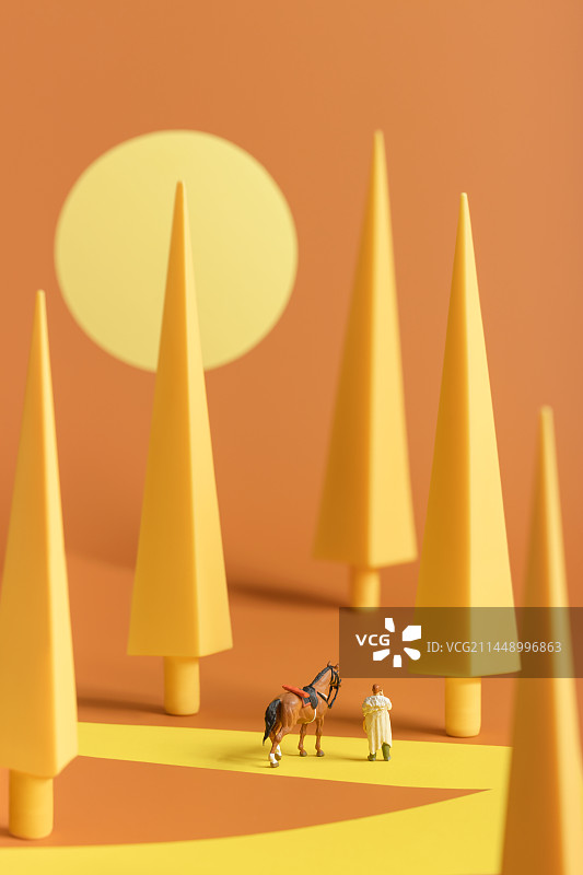 微缩创意抽象秋天黄树林看夕阳的人与马图片素材