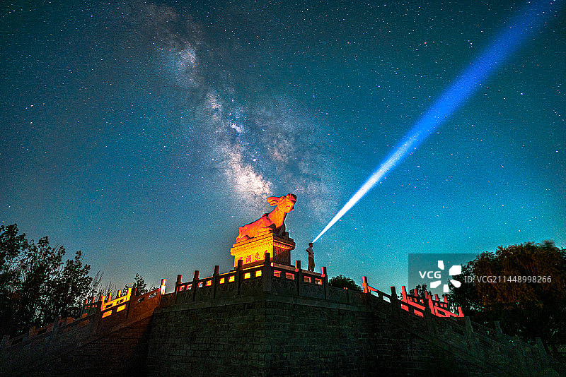 大荔县黄河观景平台银河星空铁牛图片素材