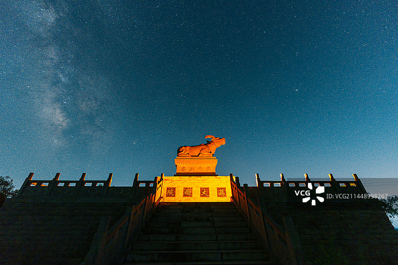 大荔县黄河观景平台银河星空铁牛图片素材