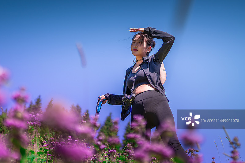 户外 东方人像 亚洲人像 女孩穿瑜伽裤 背心 防晒衣 美丽 活泼  徒步图片素材