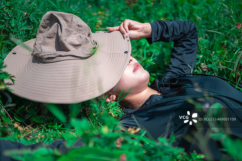 户外 东方人像 亚洲人像 女孩穿瑜伽裤 背心 防晒衣 美丽 活泼  徒步图片素材