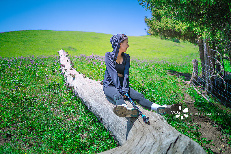 户外 东方人像 亚洲人像 女孩穿瑜伽裤 背心 防晒衣 美丽 活泼  徒步图片素材