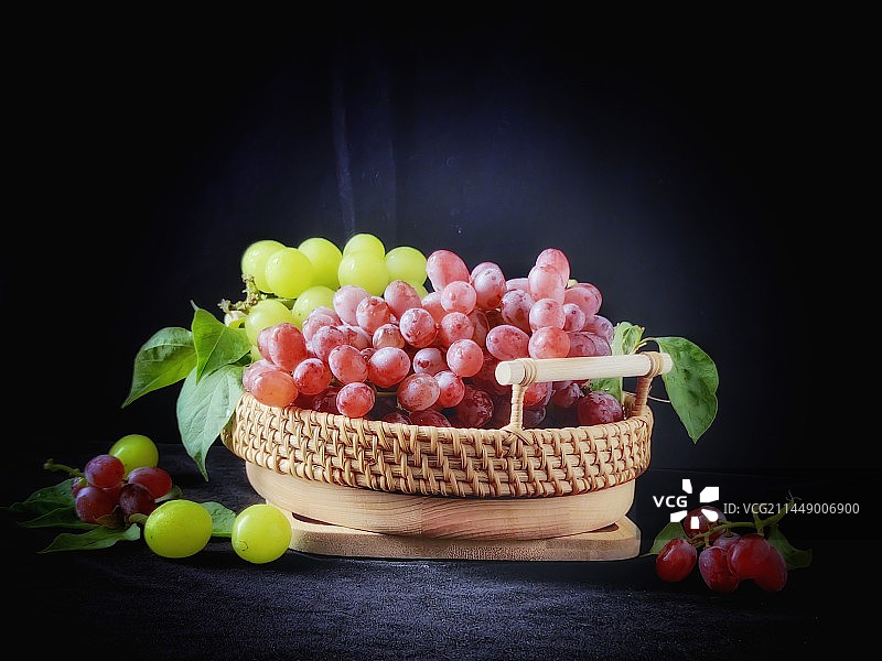 黑色背景下的红葡萄与绿葡萄图片素材