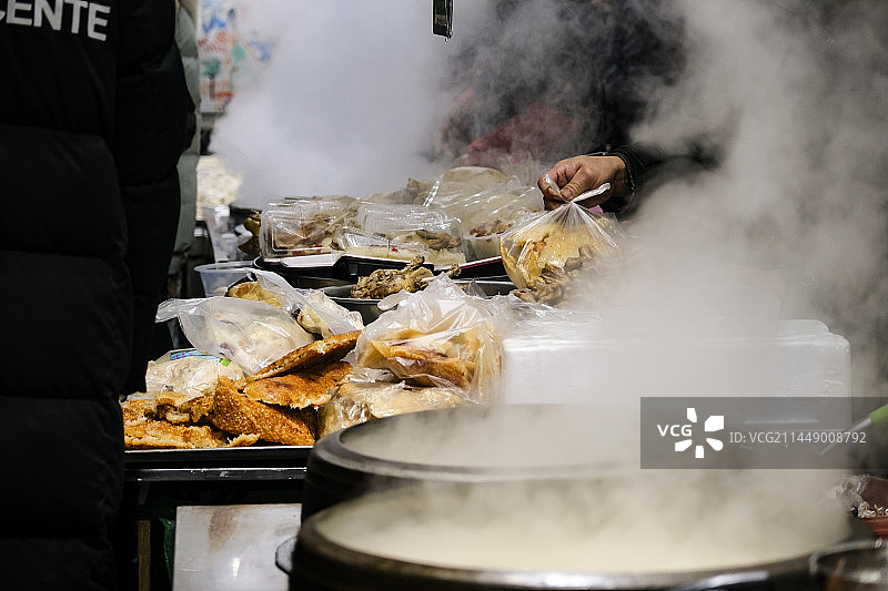 中国吉林省延吉市东方水上市场早市特色美食鲜美羊肉汤图片素材
