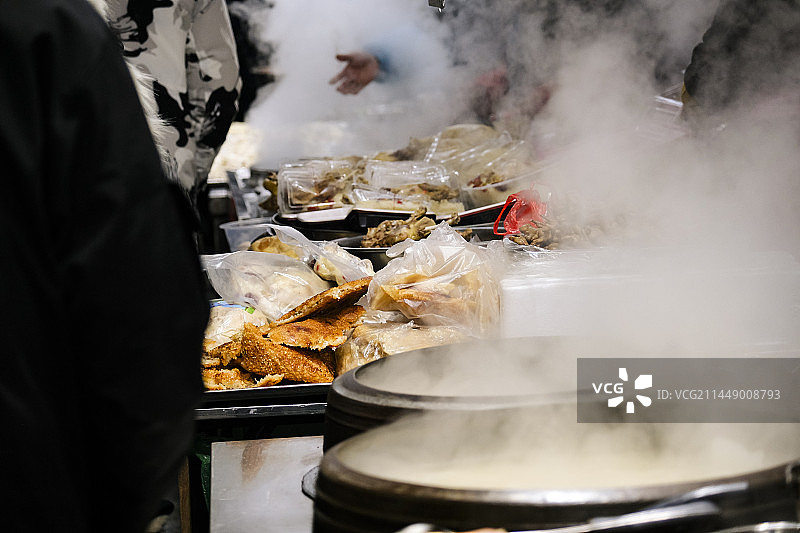 中国吉林省延吉市东方水上市场早市特色美食鲜美羊肉汤图片素材