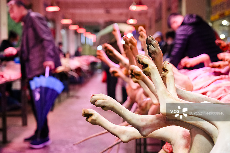 中国吉林省延吉市东方水上市场早市贩卖狗肉图片素材