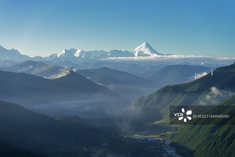 贡嘎雪山日照金山图片素材