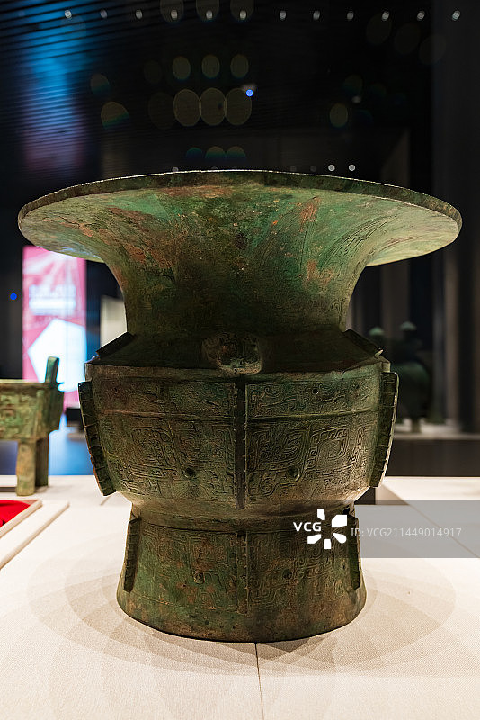 1983年河南安阳戚家庄东M269出土，安阳市考古所藏——兽面纹铜尊（商代晚期）图片素材