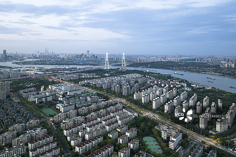 蓝调时刻的上海徐浦大桥和徐汇华泾镇图片素材