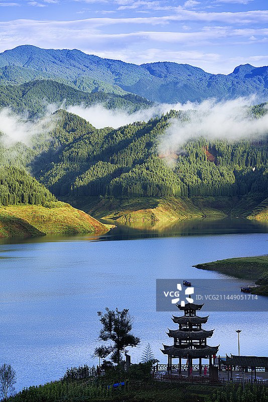 晨光中的雅女湖美景图片素材