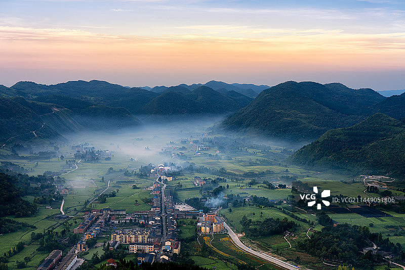 高视角下，日出时的丰都太平坝小镇风光图片素材