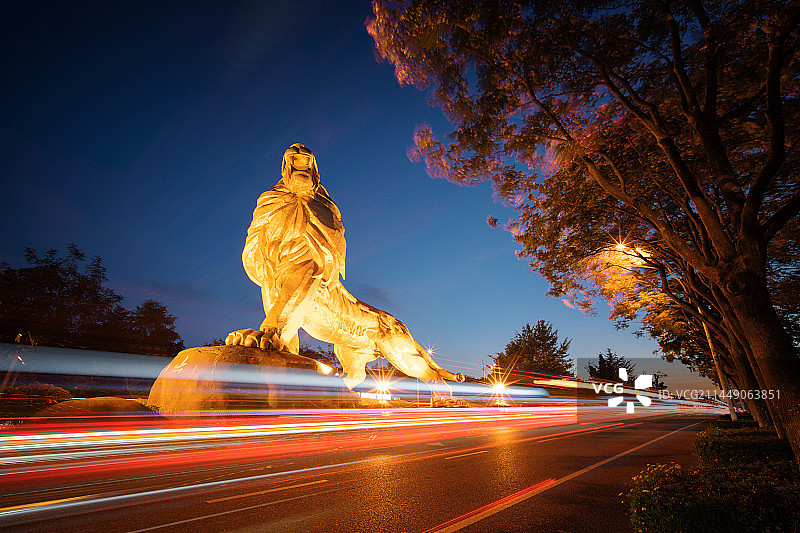 观山湖大桥“日出”金狮图片素材