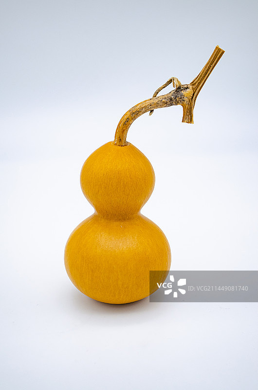 中国文玩拍摄主题，一个黄色的手捻盘玩的文玩八宝葫芦和龙头龙须，室内无人影棚拍摄图像摄影图片素材