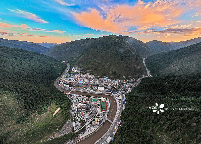 四川壤塘：云蒸霞蔚 美景如画图片素材