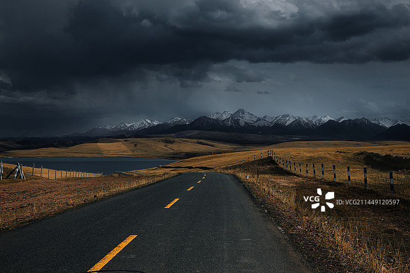 春天的雪山和草原图片素材