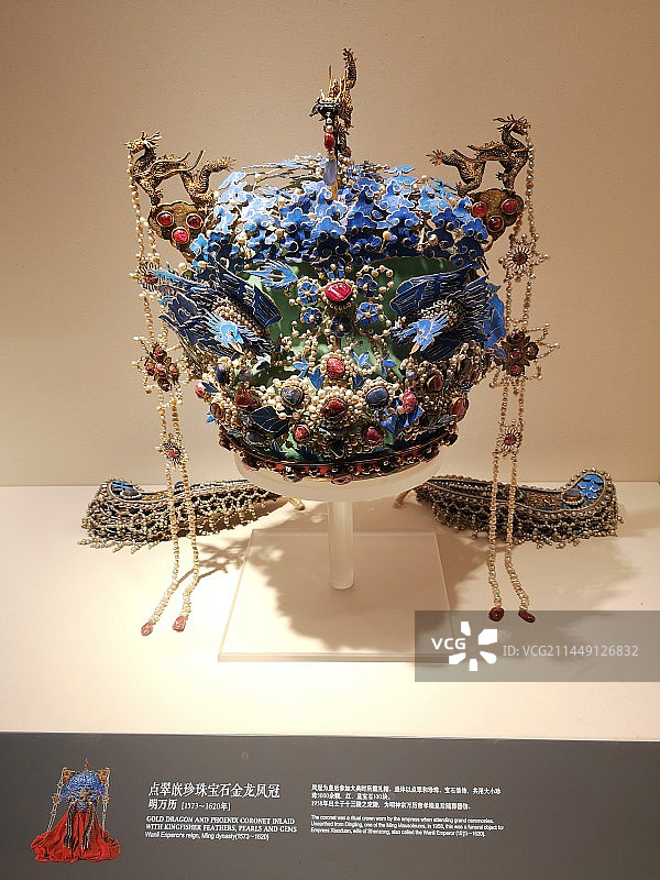 定陵出土点翠嵌珍珠宝石金龙凤冠图片素材