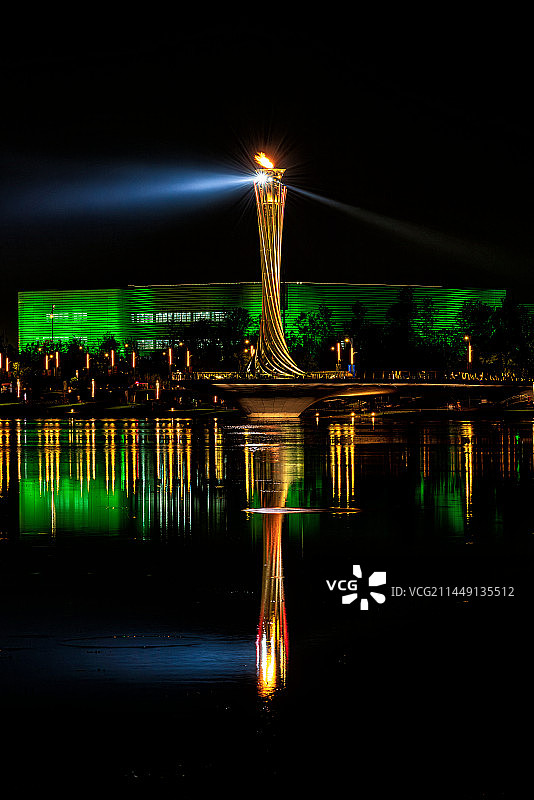 第31届世界大学生夏季运动会东安湖主场馆火炬塔的圣火灯光秀图片素材