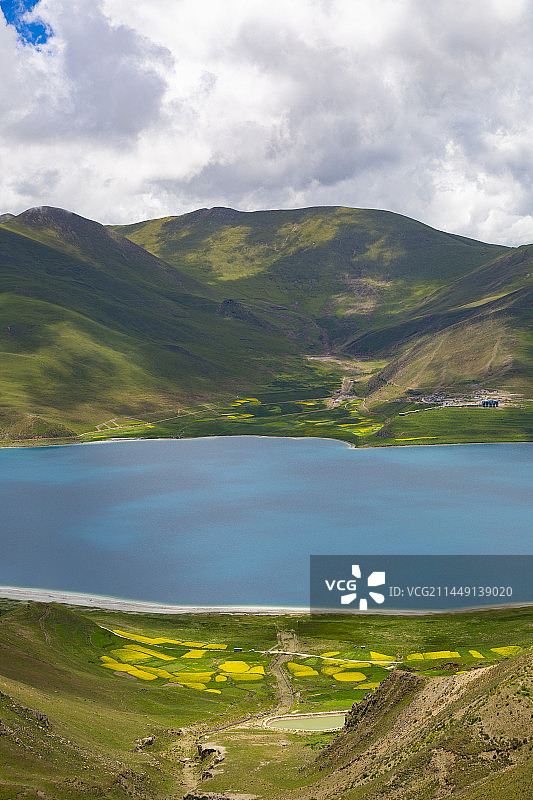 西藏山南市贡嘎县羊卓雍措羊湖夏季自然风光图片素材