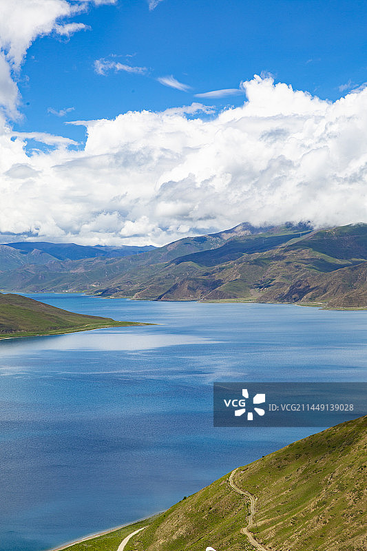 西藏山南市贡嘎县羊卓雍措羊湖夏季自然风光图片素材